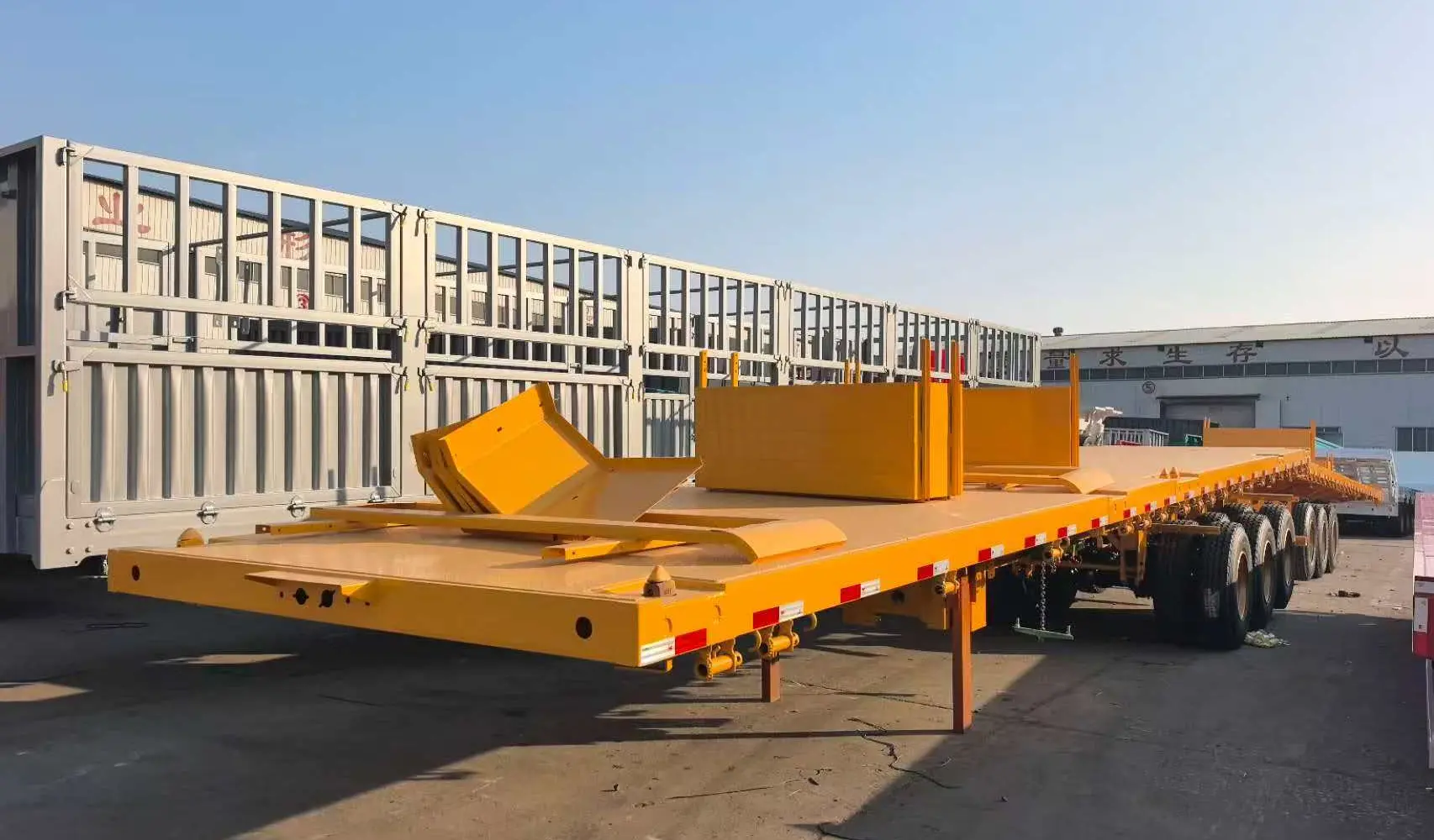 ໃຊ້ 3 Axle Lowbed Semi Trailer ສໍາລັບແຜນການຂົນສົ່ງ Roro Vessel